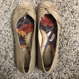 Born Lilly Flats women's Size 7 - tan color shoes